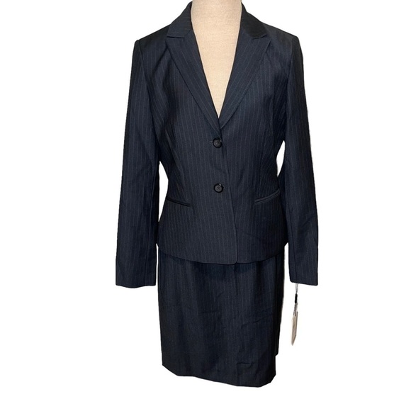 NWT Calvin Klein Pinstriped Woman Suit Size 6 - Picture 2 of 9